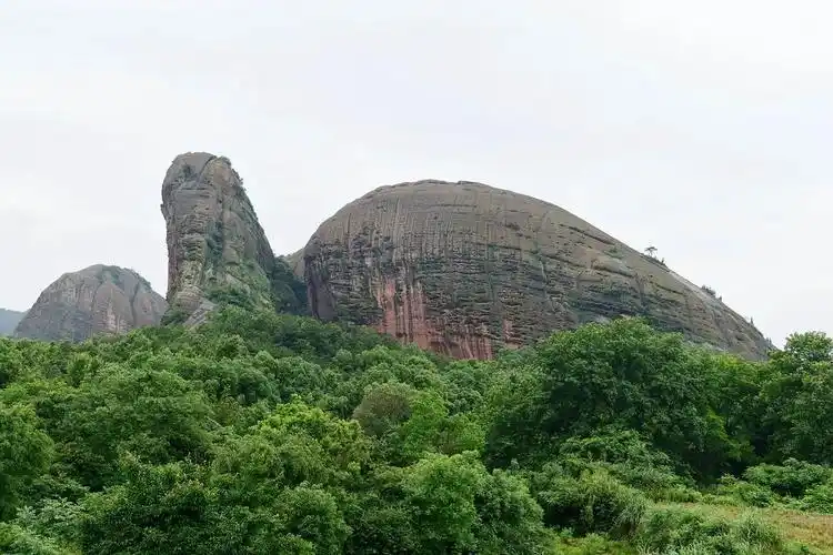一景区龟峰景区,为自然地貌景观游览区,以千姿百态的龟形丹山称奇;二