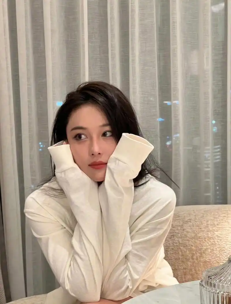 张馨予秋日居家风温柔慵懒,随手一拍就很美 张馨予现在的状态真的很让