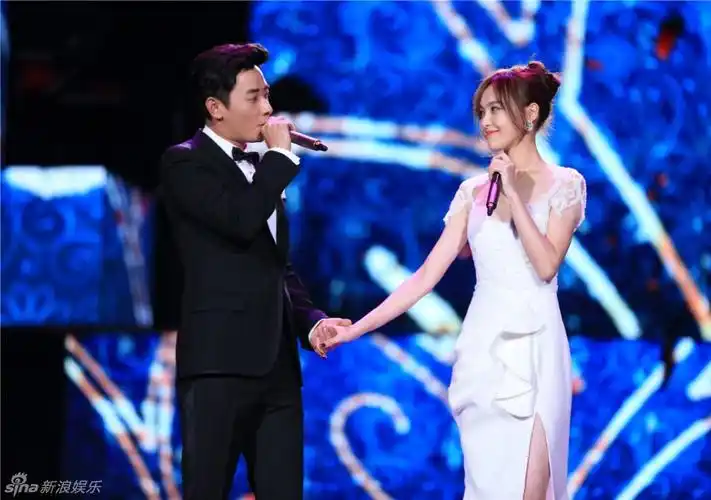 甜蜜!罗晋唐嫣跨年合唱双眼不离对方