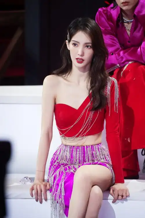 简介:金晨《乘风破浪的姐姐》魅惑舞台照图片,分享一组乘风破浪的姐姐