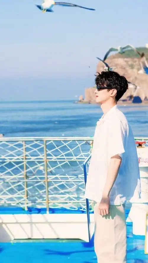 白敬亭* 可爱小卷毛!__财经头条