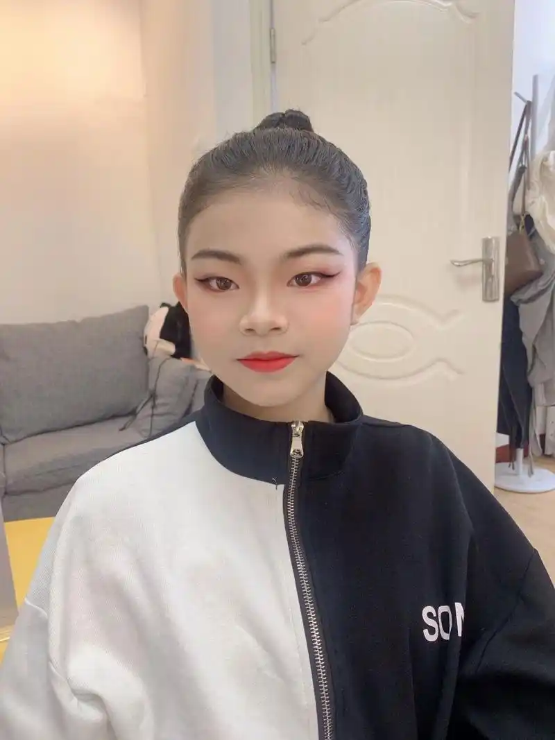 儿童舞台妆 拉丁舞 恰恰舞考级妆容 今天的小可爱是恰恰舞考级来化妆