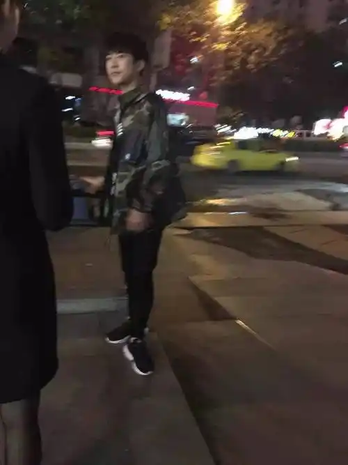 偶遇易烊千玺等公交,素颜闯天下的他的确够自信