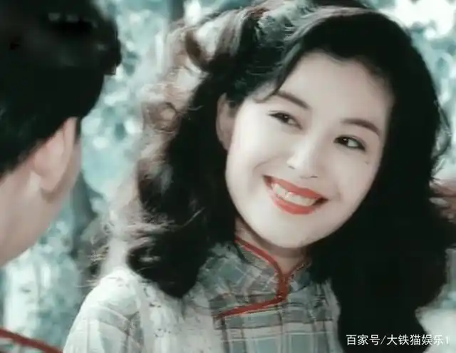 伍咏薇20岁参加"亚姐"选美大赛,虽然未进前三甲但获封"最上镜小姐"而