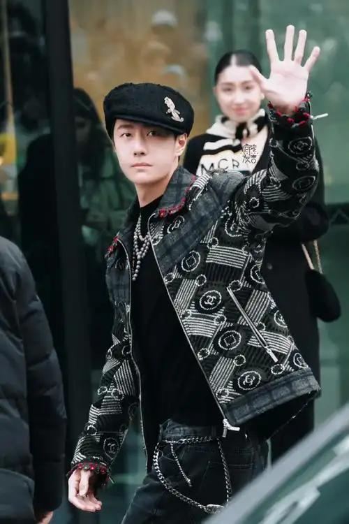 王一博报童帽造型