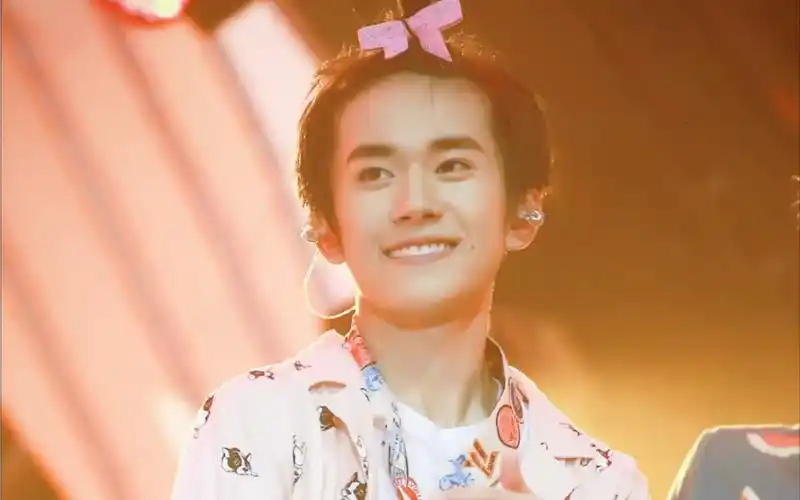 易烊千玺苹果头粉色睡衣可爱到发芽啦