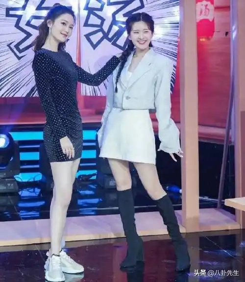 跟关晓彤同框的时候,看起来像是有161cm的样子,可是跟白鹿和李沁同框