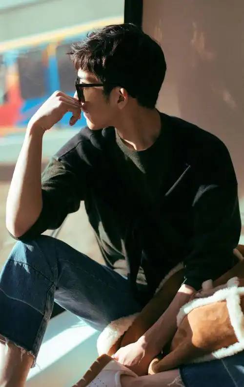 男艺人井柏然酷帅养眼时尚写真