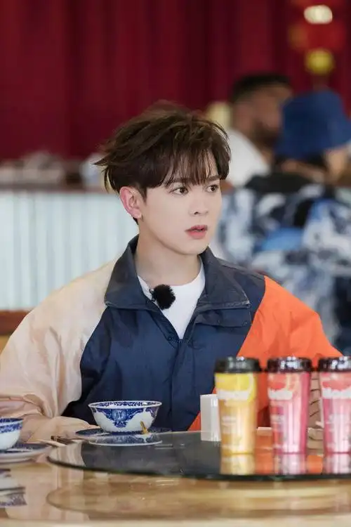 朱正廷空降青春的花路艾福杰尼下车