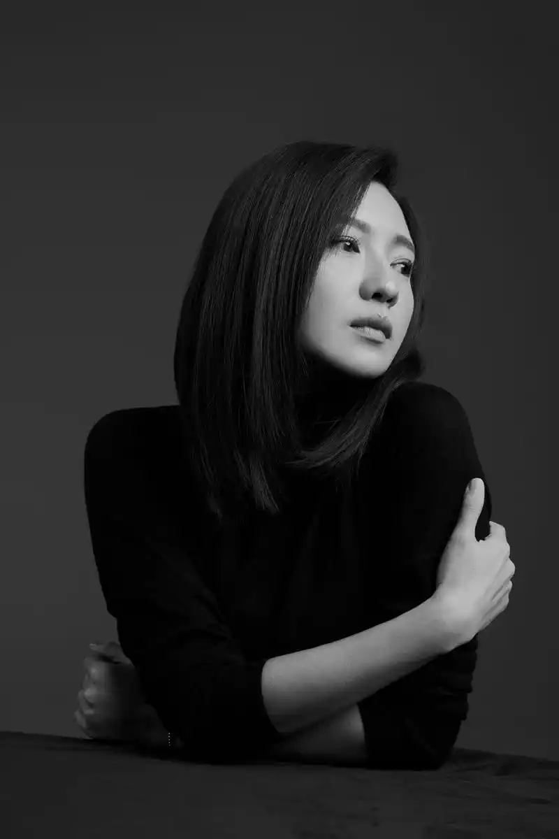 傅晶文艺写真曝光 展现纯粹本真自我