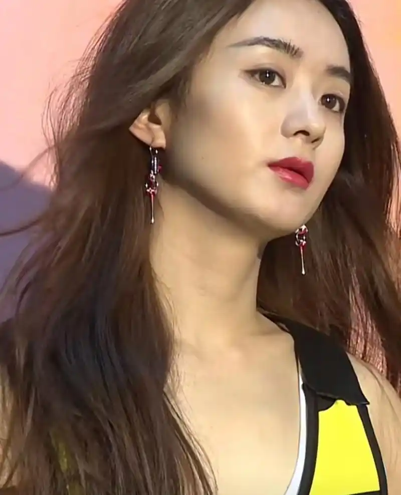 赵丽颖出席活动的媒体视角未修图,妆画的挺好,就是色彩太重显老气.