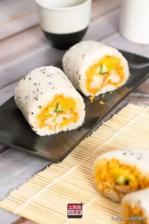 粢饭是江南传统的小吃,又叫糍饭,糯米包油条.