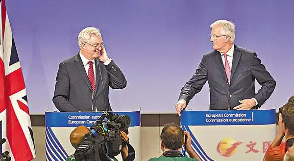 戴德伟(左)与巴尼耶现身记者会.美联社