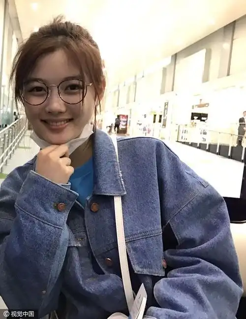 韩星金裕贞离台穿牛仔外套清新十足 素颜戴框镜变甜美学生妹