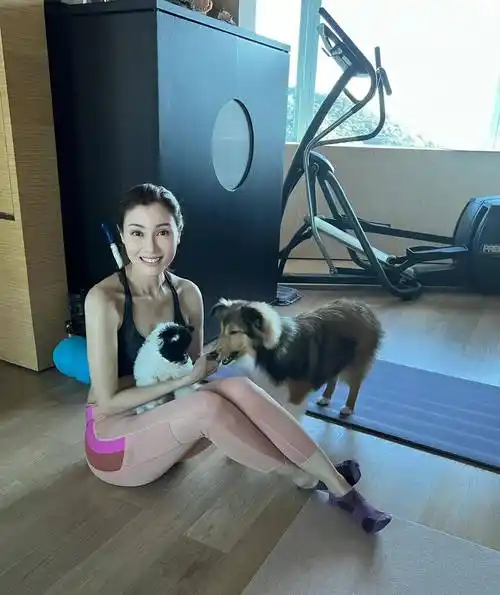 李嘉欣晒阳台美照,穿泳衣大秀好身材,肤白貌美大长腿超吸睛_许晋亨