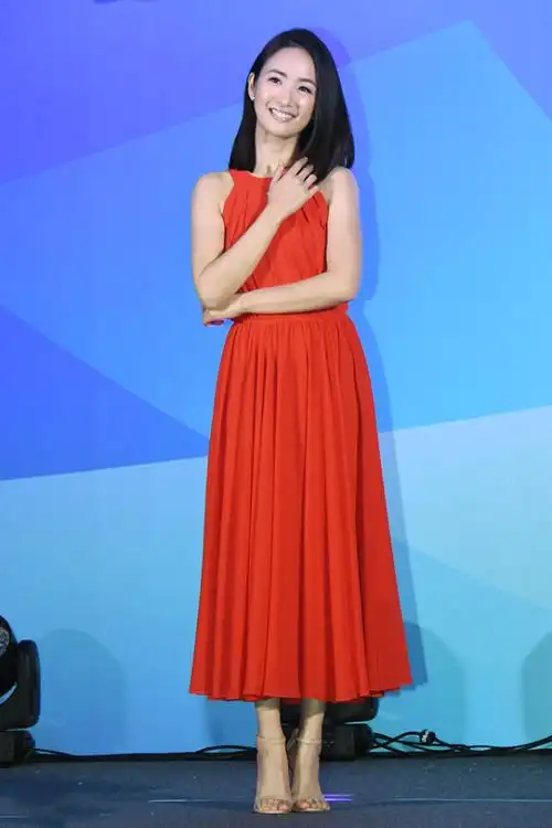 林依晨的衣品变化太快,出席活动穿的好朴素,全靠颜值撑起来