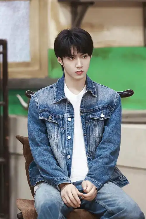 刘耀文萌探牛仔衣造型#刘耀文萌探2牛仔衣造型,有点酷酷的,期待酵晚