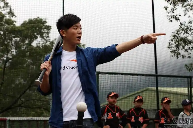 韦礼安代言公益活动体验部落儿童上学路