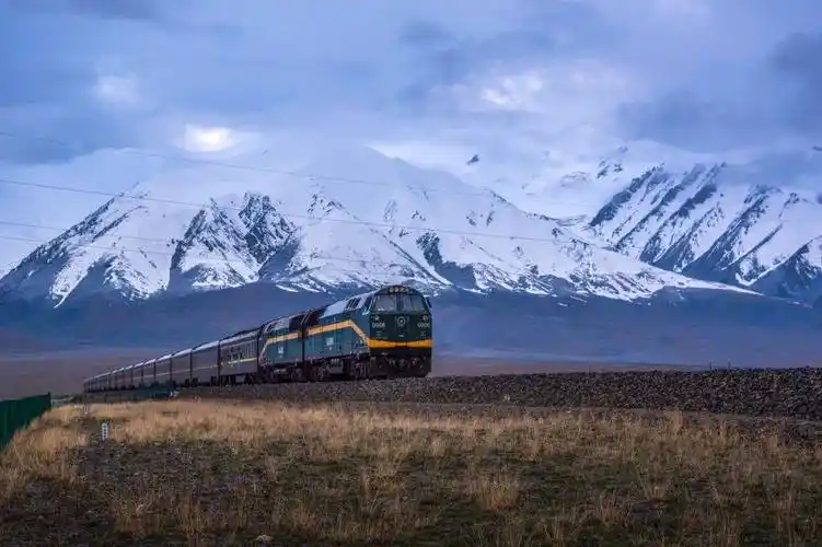 转,进入昆仑山脉后,是青藏高原的冻土,穿越苍凉壮美的可可西里无人区