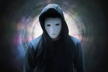 在隧道里蒙面的匿名黑客.互联网安全概念.照片