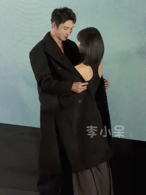 黄景瑜用大衣围住孙千好甜还有后面不经意的牵手!