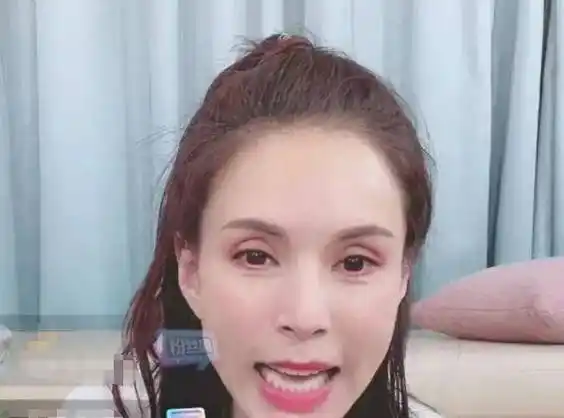 54岁的李若彤直播开美颜也难掩老态,期间连麦陈浩民一家!