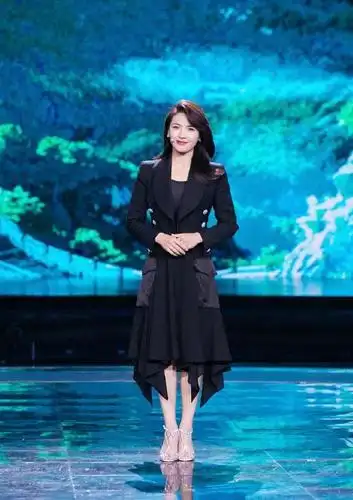 刘涛再次美上央视,穿西装配不规则半裙出镜,美成优雅贵妇