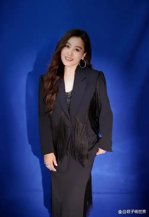 谭晶荣获年度女性公益力量,全白服饰出席活动,高贵大方气质迷人