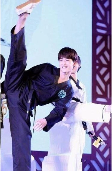 男星的一字马:朱正廷很霸气,王俊凯帅呆了,郑恺裤裆裂开好尴尬