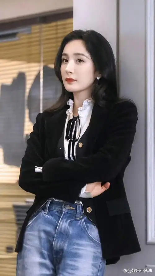 不规则鱼尾裙搭配透明上衣,潮流范尽显,特别洋气.豹纹裙加薄荷