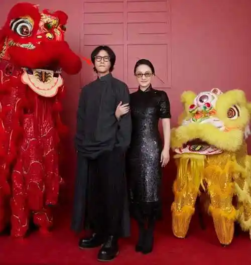 周迅陈坤新年亲密合影,被调侃像老夫老妻,网友:兜一圈