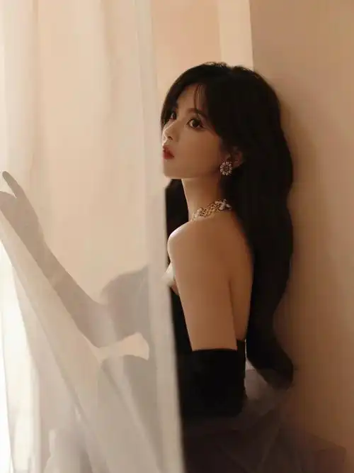 杨超越出席微博视界verawang2021雾霭蓝抹胸礼服配黑手套