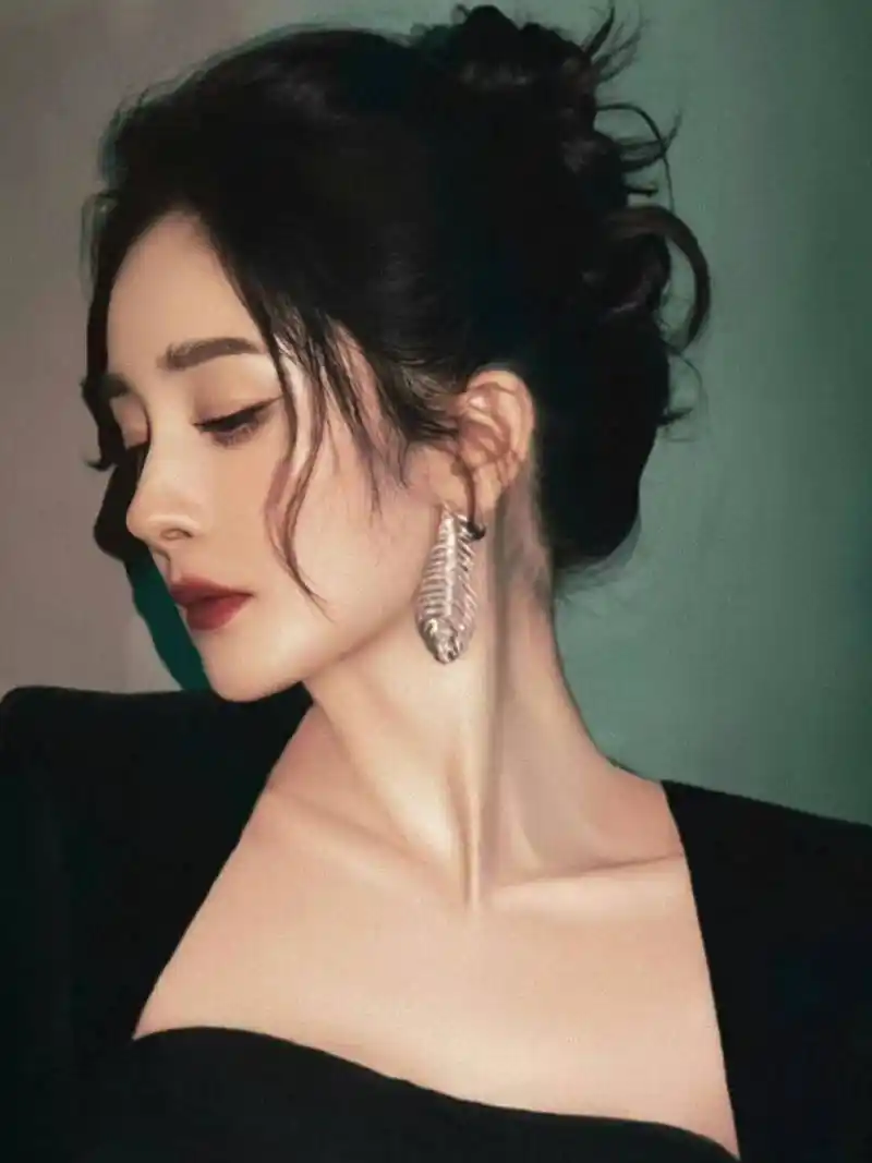 杨幂的鼻子翘翘的,妩媚的同时又增添了一丝风情