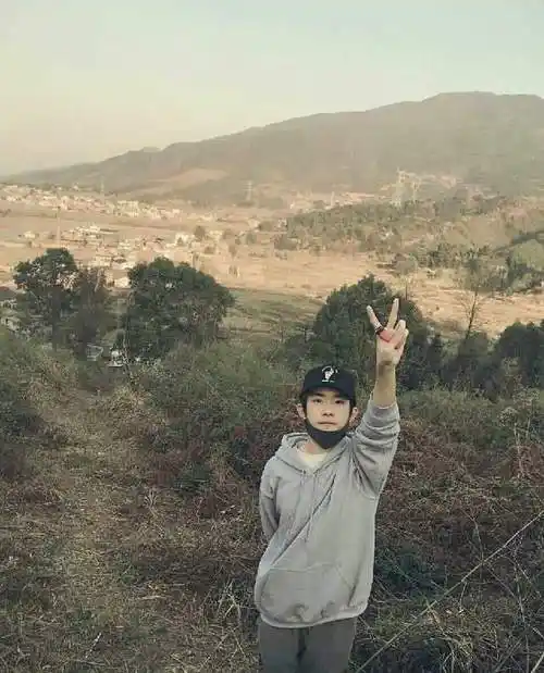 易烊千玺陪父母回老家过年网友们纷纷表示要到现场去看易烊千玺