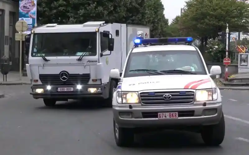 罕见比利时警车使用美式警音护送银行押运车辆