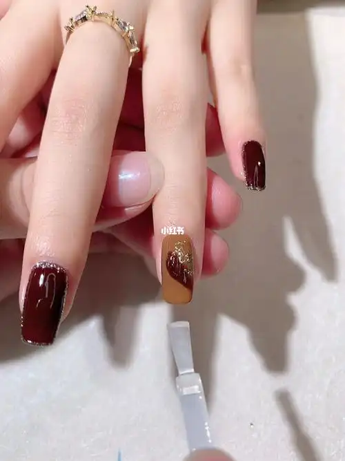 秋冬美甲分享94深酒红搭配金箔 高级感满满