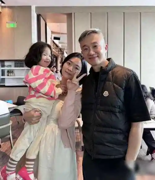 52岁程雷罕见露面穿万元马甲引热议因工作调整转幕后