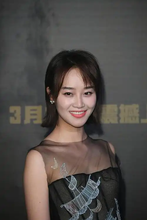 蓝盈莹早年旧照曝光,眼小脸方神似李宇春,如今变化堪比换头