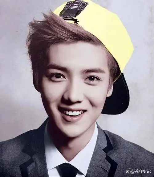 鹿晗自幼在北京成长,18岁时前往韩国留学深造.