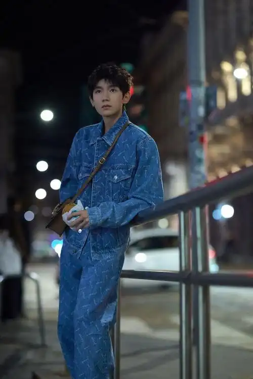 王源米兰时装周bally看秀造型蓝色牛仔套装青春活力