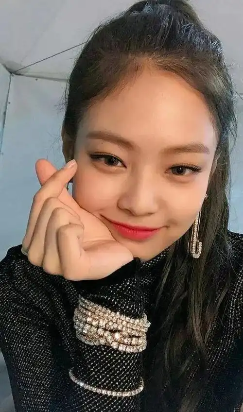 猫系美人jennie,私服穿搭引人注目,金智妮可真有你的