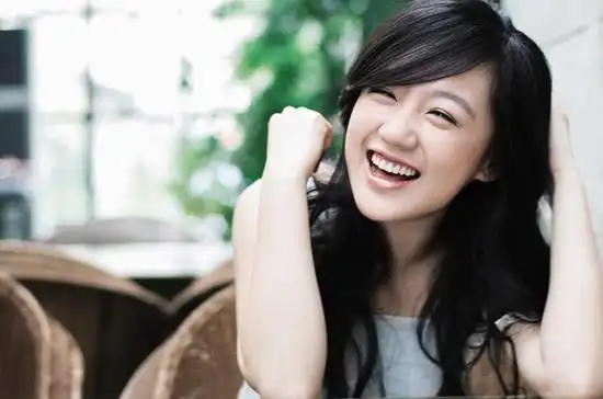 组图:薛佳凝春日写真曝光 眼神如水笑靥动人