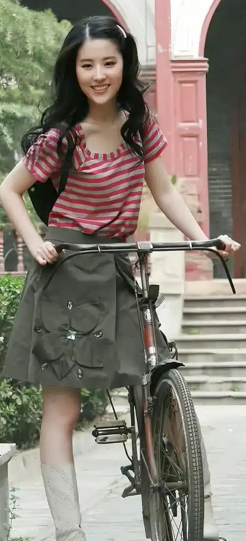 盘点刘亦菲早些年的"土味"穿搭,完全凭借这张脸力挽狂澜啊!