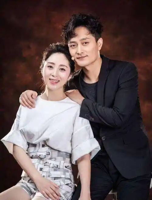 歌手云飞年届四十,但一点都不显老,他和郭津彤的宝宝都4岁了!