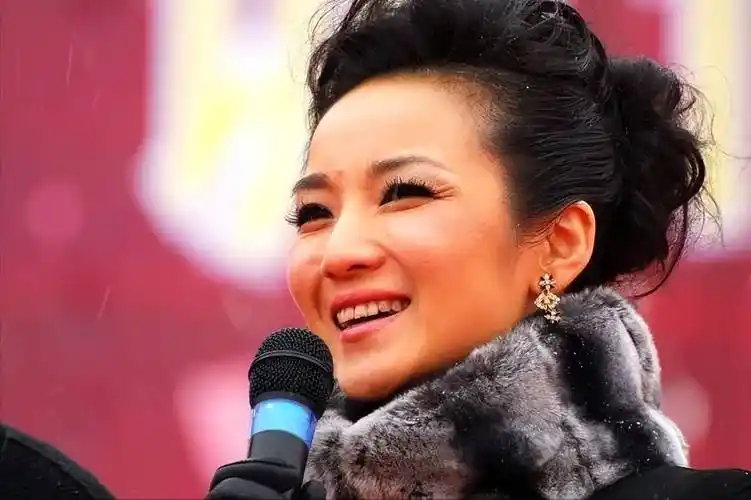 管彤与韩红传绯闻41岁结婚42岁高龄生子现在过得怎样了