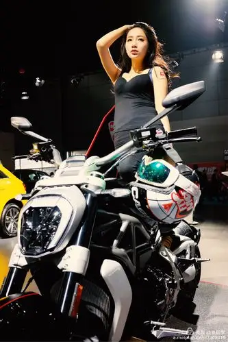 长沙车展 — 富士x70下的杜卡迪and车模