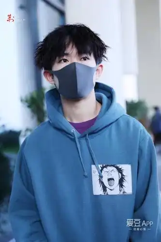 易烊千玺 新闻 如图,只见少年身着蓝色带帽卫衣,搭配红色运动裤,活力