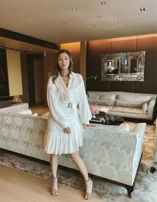 上帝给了她美貌却没有给她审美盘点李嘉欣100套丑衣服请避