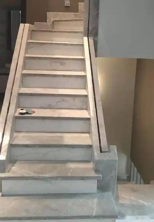 现代轻奢家装少不了的灰色大理石楼梯