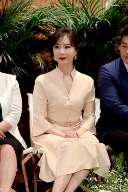 真正气质的女人都离不开裙子低跟鞋的搭配看陈数就知道